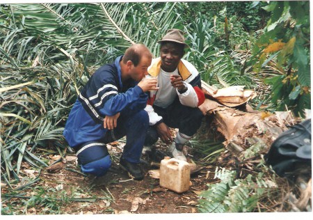 Richard et son ami appréciant le vin de palme